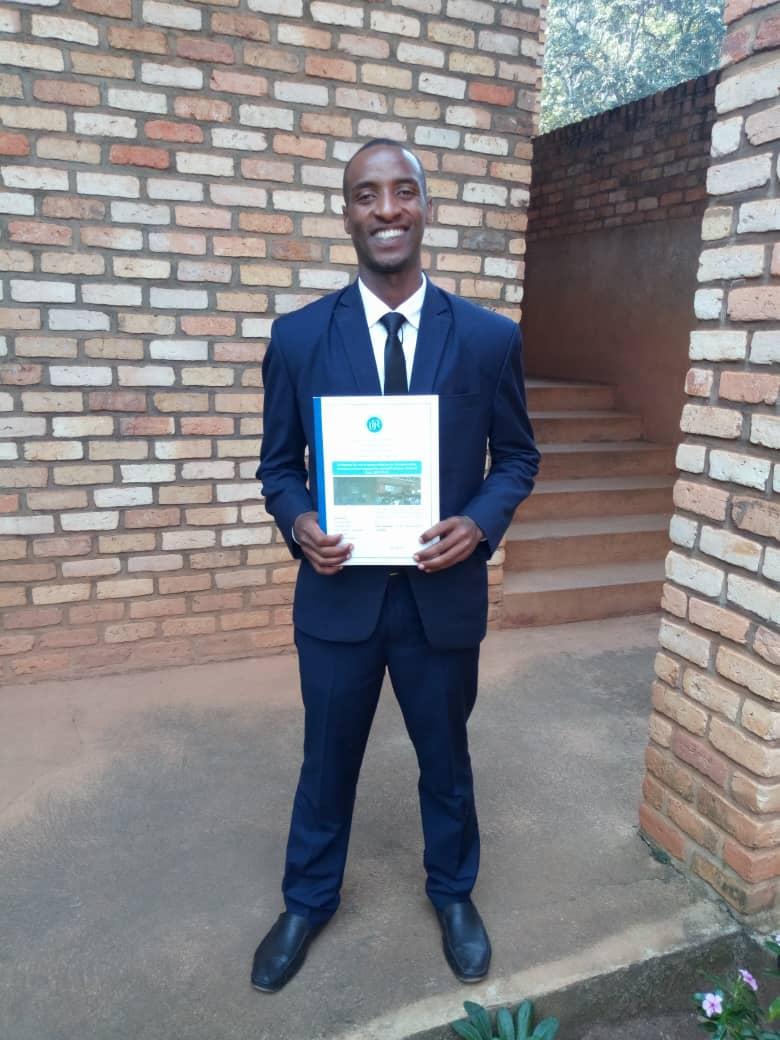 elias_nize's tweet photo. At the end of my University studies , I adress my #thanks to supporting #institutions: @SavingGorillas @clemetzoo @Uni_Rwanda and distinctive #Supervisors: @BethKaplin1 @KristenLukas
#AustinLeeds @SarahAnnTolbert
#MauriceNgiramahoro
and #colleagues! https://t.co/gjsVBZhwSD