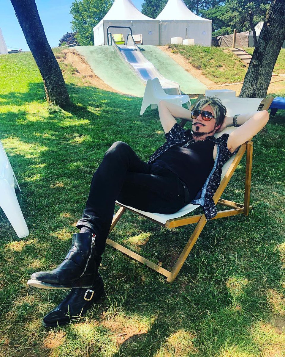 RivalSonsUSA's tweet photo. Even the #fuzzlord gets some down time before tearing up the stage @eurockeennes #france #chill #Eurocks2019 #FuzzlordFriday #RivalSons #ShareTheSons #FeralRoots #DigTheBlonde
๐ธ:@rivalsons https://t.co/u0wNxU2zSs
