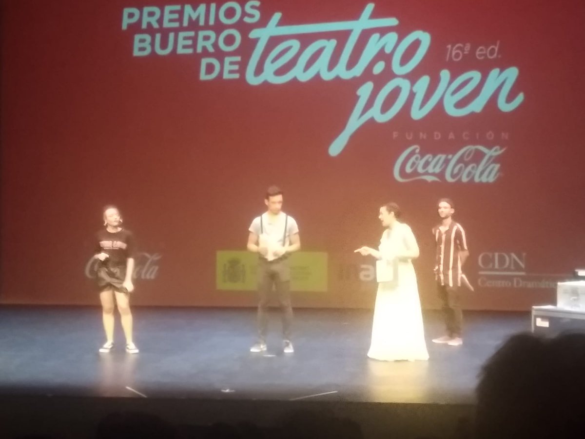 feniflo13's tweet photo. Recogiendo el premio especial a Paula Arenas (LNA) y disfrutando de Alejandro Torres (LNA) como Presentador de la Gala Nacional de los Premios Buero Cocacola!!!!
Y además disfrutando de la compañía de @InAlbisTeatro @LaNaveArgo #pasionargonauta 
Teatro Valle Inclán, Madrid https://t.co/Zm14lRotgh
