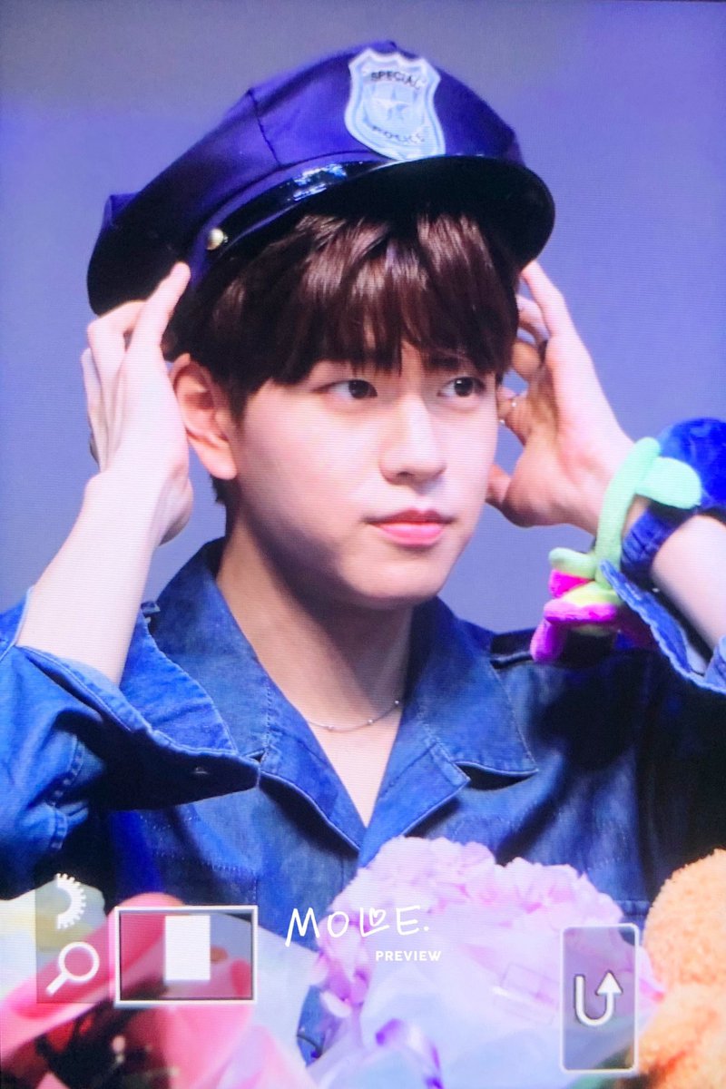 SeungminBRA's tweet photo. #PREVIEW | 05.07.19

Seungmin durante o fansign em Yongsan. Me prende, Seungmin. 👮‍♂️🚓

cr. mole0922

#SEUNGMIN #승민 #StrayKids #스트레이키즈 @Stray_Kids https://t.co/1NjAYEgtdK