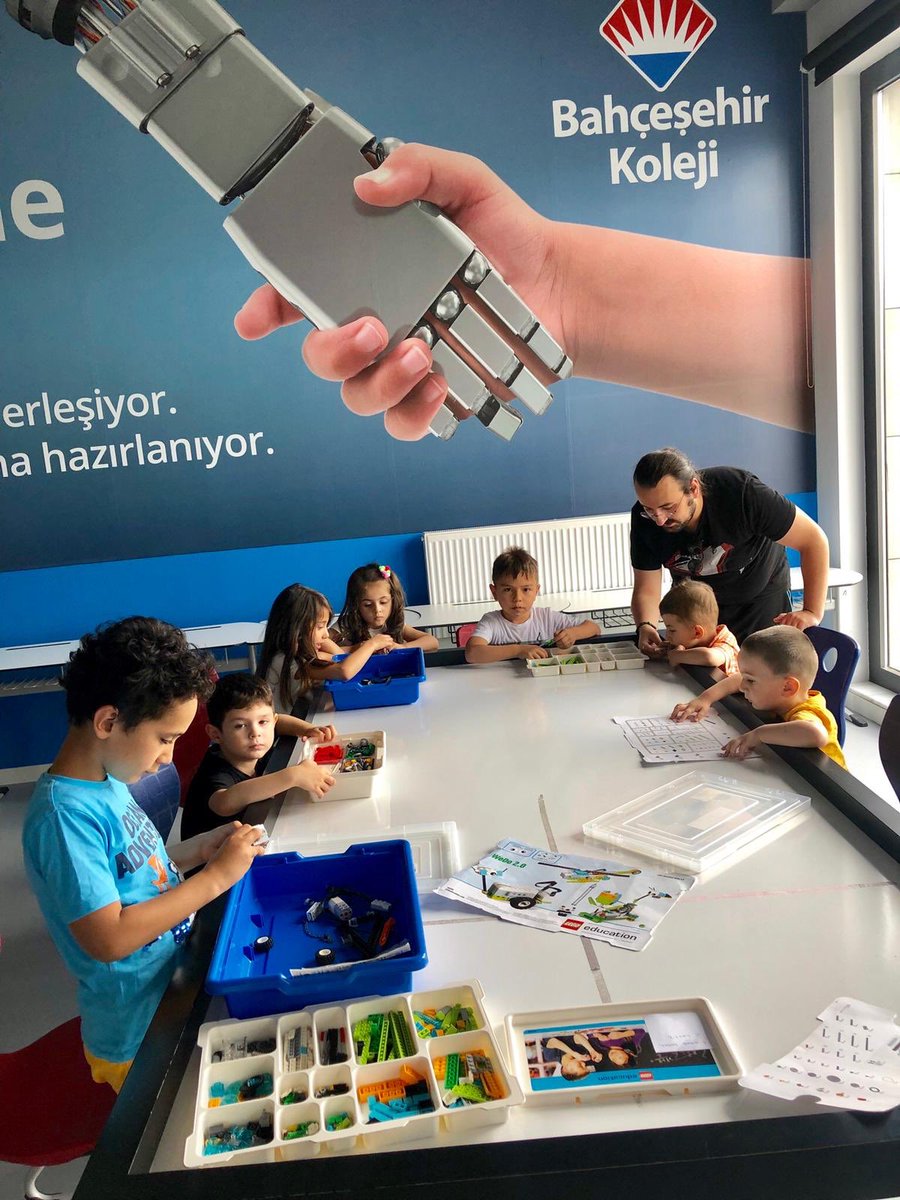 BK_Cankiri's tweet photo. Robotik dersinde miniklerimiz eğlenerek öğrendiler. #bizbüyükbiraileyiz #kodlamaeğitimi #kindergartencoding https://t.co/BfQUhZ7bUT