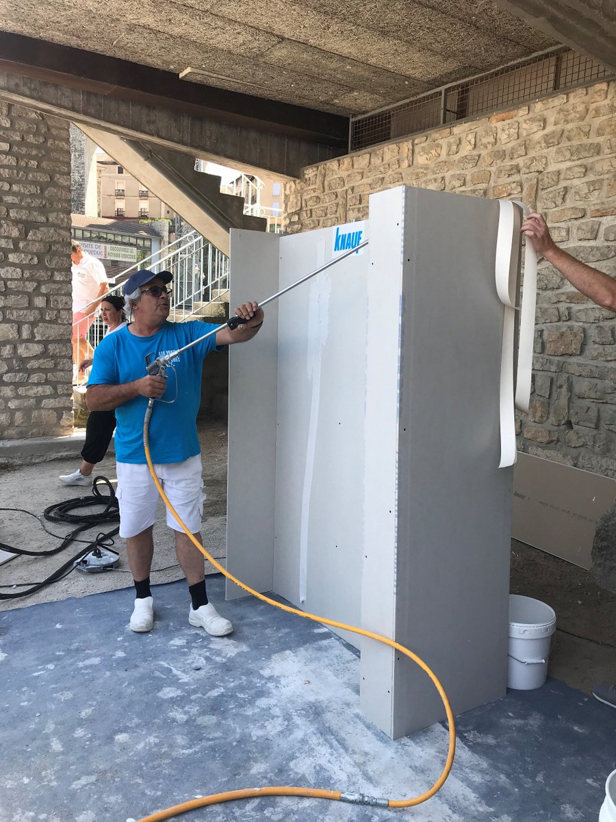 KnaufFR's tweet image. Notre démonstrateur #enduit au centre de toutes les attentions ! #Plaquiste #Proplak #Knauf #Euromair #CAPEB
