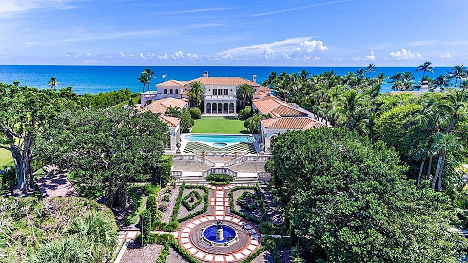 ForbesLife's tweet photo. This former Broadway producer's Palm Beach estate just sold for a record-breaking $105 million: https://t.co/olyw7S4YKu https://t.co/lntKzLgqcY