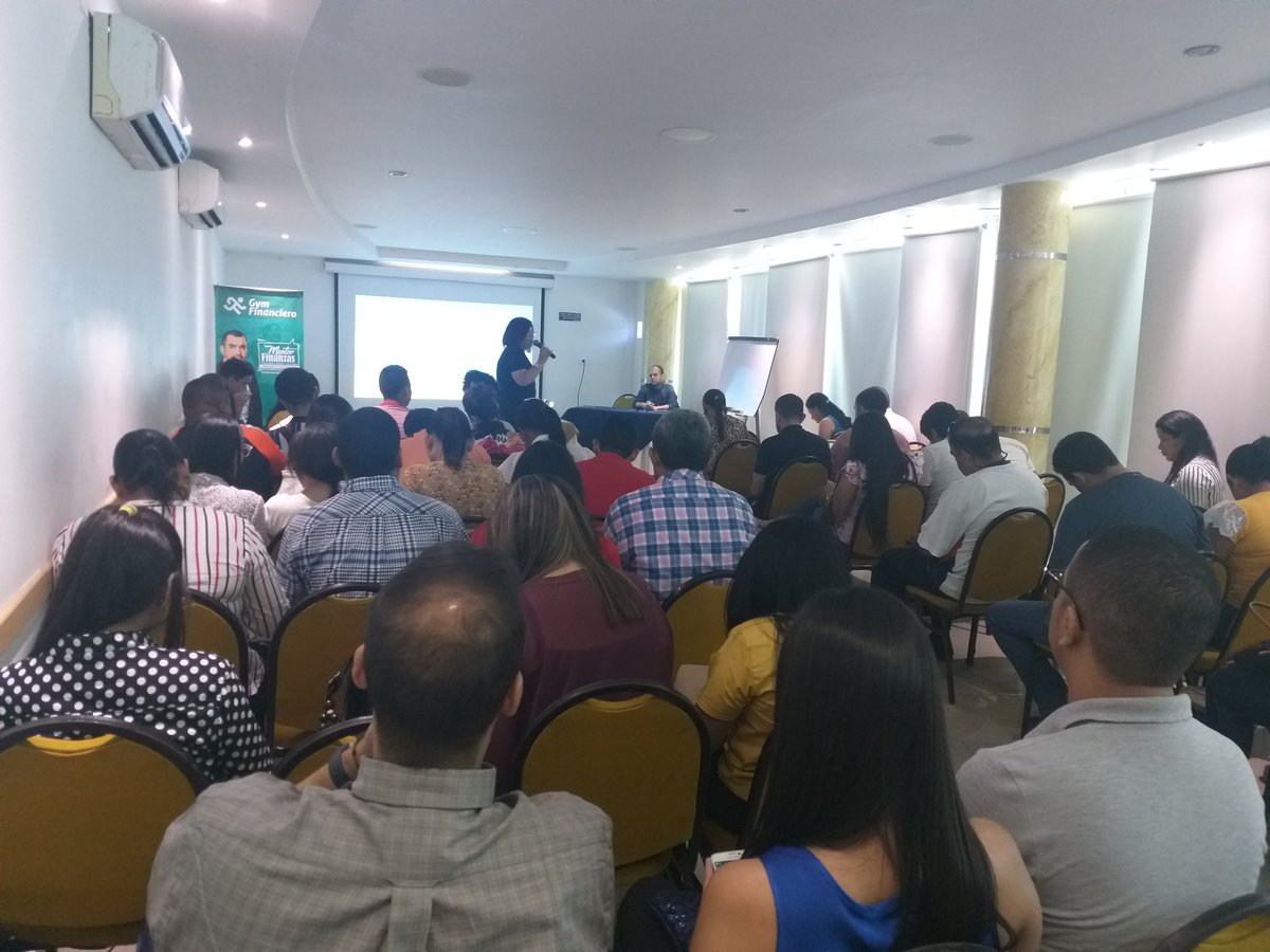 ROBERMARTINEZMU's tweet photo. @PlaneaVpar inicia un nuevo taller de #MarketingDigital en las instalaciones del Hotel Vajamar... más de 70 personas aprendiendo y reflexionando sobre economía creativa. https://t.co/AYIUzYaLXK