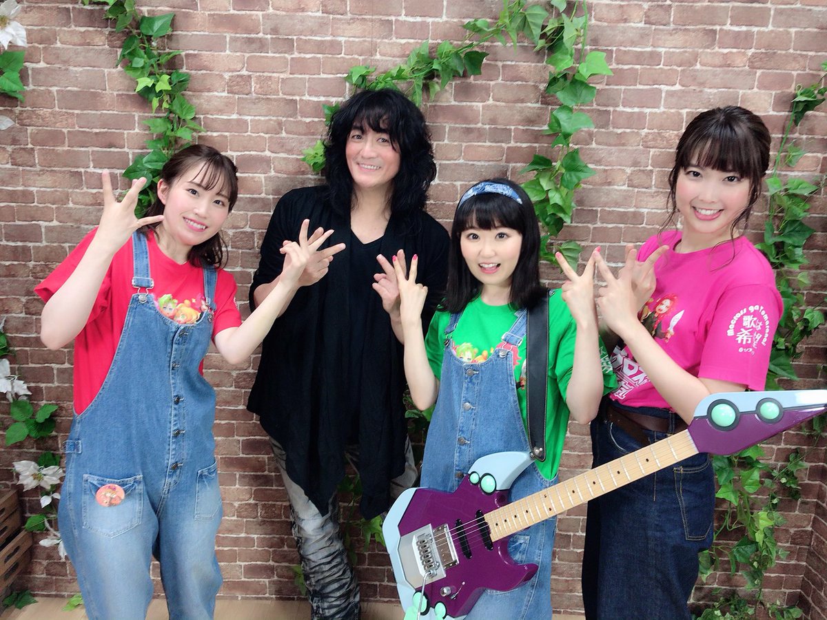 東山奈央 オフィシャル Twitterissa おつマクです 準レギュラーのぞみると 熱気バサラの歌担当の福山芳樹さんがゲスト まさかまさかの生ギターと生歌で とてつもない神回となりました 全員で ワルキューレポーズ こんな風にマクロスシリーズが繋がっていくよう