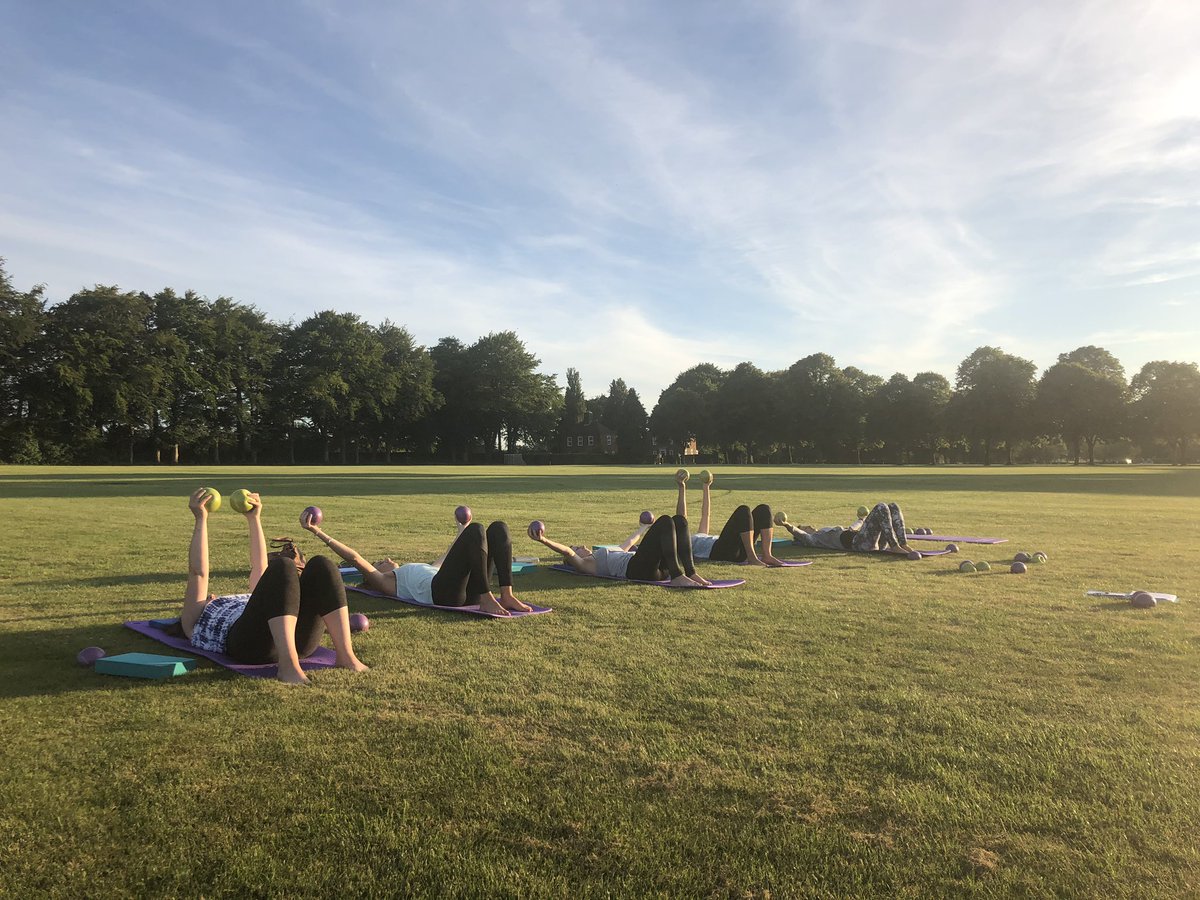 What’s better than Pilates?! #pilates outside!! 😎 At last, the sun is shining ☀️ it’s not blowing a gale 💨 &amp; we were able to get outside at St Swithun’s last night - it was bliss!! ☀️😎🙏 

#antenatalpilates #postnatalpilates #pilatesmatwork #pilatesmatwork #winchesteruk