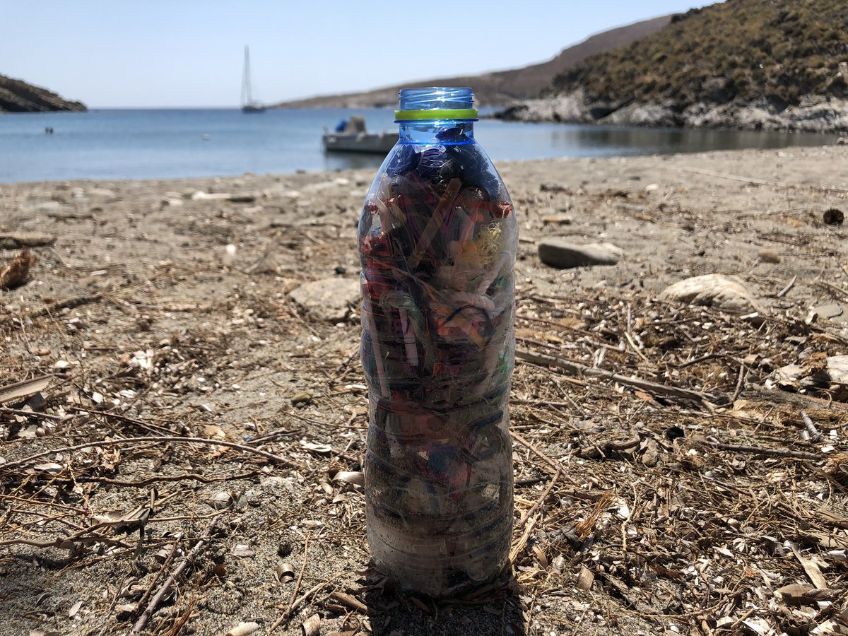 fedesene's tweet photo. Perché questa estate non facciamo tutti un gioco: 
➡️ Recuperate un contenitore 
➡️ Riempitelo con tutta la plastica che trovate in spiaggia 
 ➡️ Postate la vostra foto con l’hashtag #PlasticBucketChallenge 🌴 https://t.co/KGHpLTwyDx
