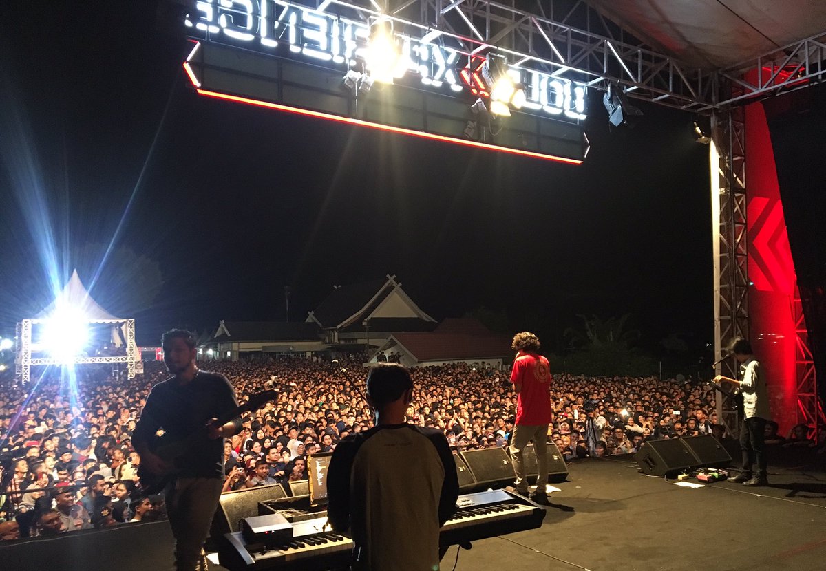 Hanya kaulah pantas Ku andalkan..
#SeberapaPantas 
Live in concert >> 
“Bold Xperience Mission Australia City Concert" Lapangan Bandara Lama Kota Jambi cc <a href="/SG_Jambi/">SheilaGank Jambi</a> 

#sheilaon7day 
#sheilagank 
#so7jambi