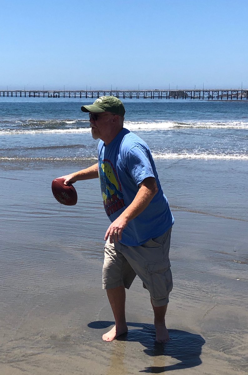 ScottHennon1's tweet photo. #1920STARSelfie Just home from our road trip...Toes in the sand, grilling and by the pool. https://t.co/fsVcCxNyX9