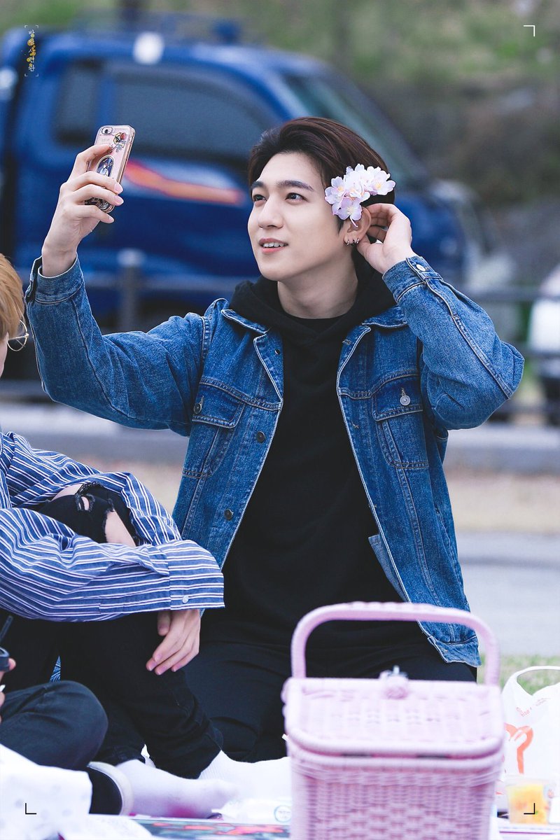 gajae6's tweet photo. Lagi piknik di Hangang
Sungjin: "Yang, liat, cakepan aku apa bunga?"
Gajae: "Cakepan akuuuuuuu"
Sungjin: "BODO AMAT, GAK LIAT! GUA DENGAK!!!!"
#mdsd #MyDaySelcaDay #mydayhalu #mydaycantik #sungjinsongong
#MGMAVOTE #DAY6 @day6official https://t.co/NTVA69SkSu