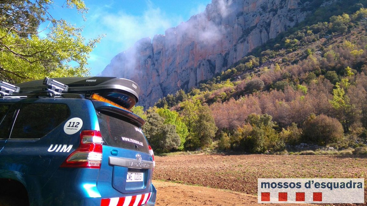 mossos's tweet photo. Si tens un accident o et perds enmig de la muntanya: 
-No perdis la la calma 
-Protegeix-te de la calor o el fred  en espera dels equips de rescat
-Truca al @112 amb l’APP de geolocalització My112 https://t.co/lPN09dRuJM
#MuntanyaSegura #SenseRiscos https://t.co/xEUZ8tuBpW
