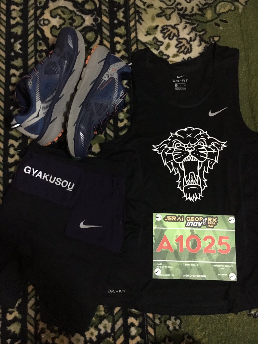 mohdXaliff's tweet photo. lama tak boh flat lay.
.
.
.
#nikerunning
#gyakysou
#conquerrunningcrew https://t.co/SCTkP3crzM