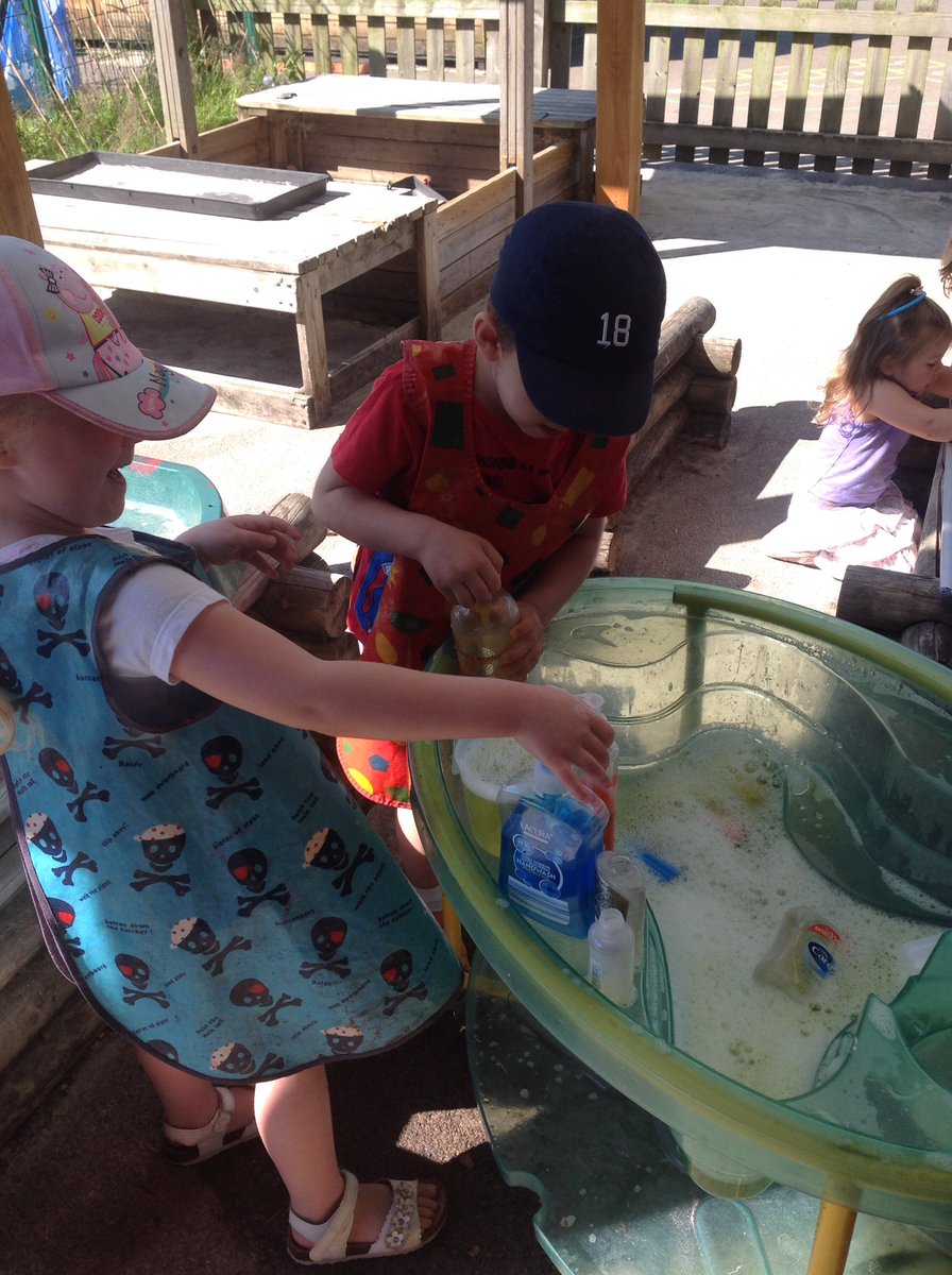 NRB_LPS's tweet photo. Mixing colours in water. "This water is the colour of my grandad's pond," super sharing and communicating. #LPSeyfs #science_LPS https://t.co/exVZGwbRfh