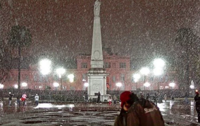 la100fm's tweet photo. A 12 años de la nieve en Buenos Aires, el pronóstico reveló si hay probabilidad de que vuelva a suceder
https://t.co/oI1ltrdano https://t.co/5TGZ0O0ee1