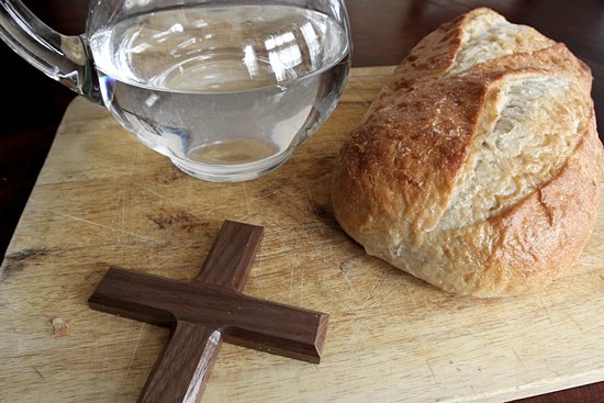 Куда девать хлеб после 40 дней. Хлеб и вода. Пост хлеб и вода. Великий пост хлеб и вода. Великий пост хлеб.