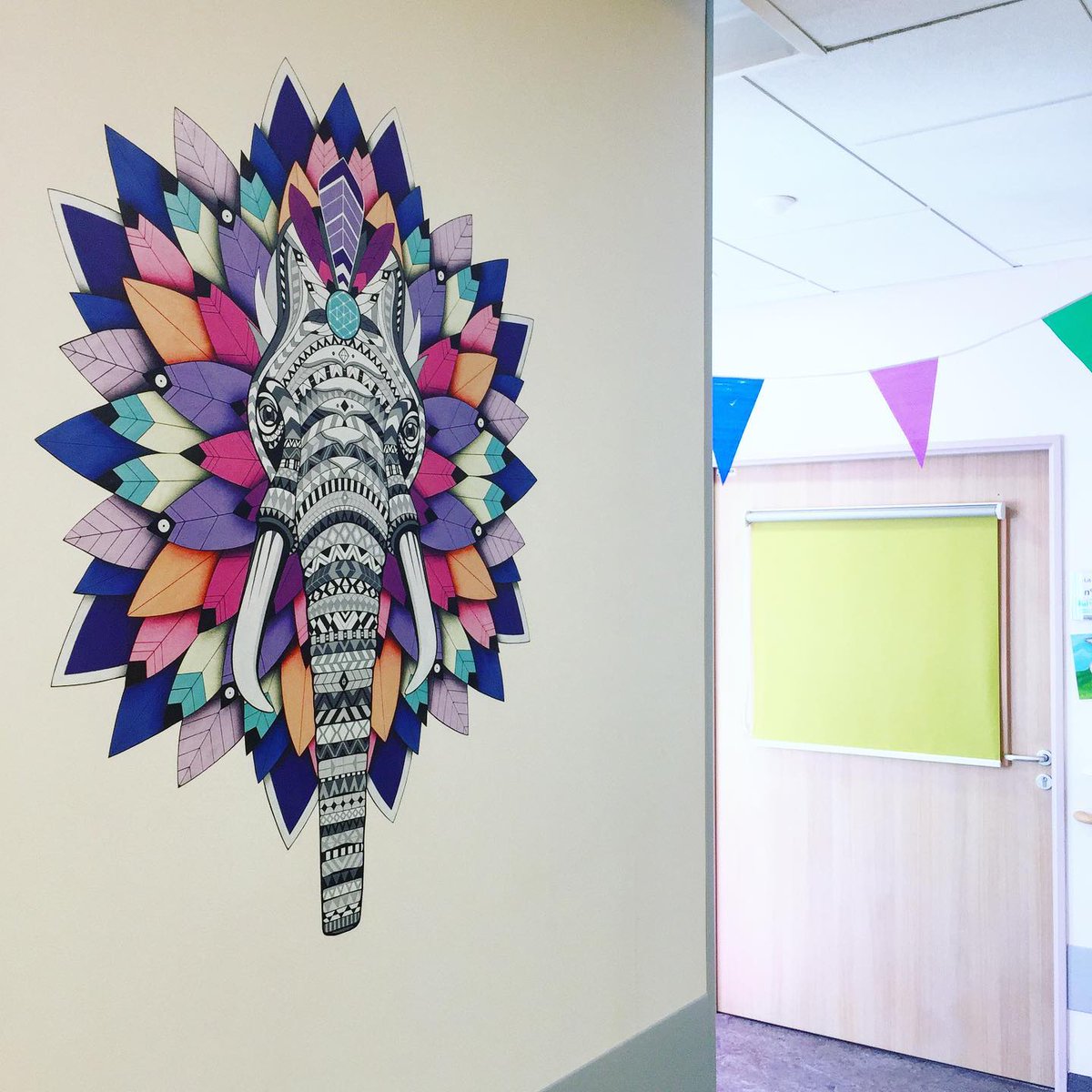 FondsdactionCHU's tweet photo. Un grand merci à CÉZ ART et toute sa créativité ainsi que l'association Kids en Bulles qui a financé ce projet d’art thérapeutique. Une généreuse action qui permet d'embellir les chambres et le service de pédiatrie oncologique du @CHUdeReims https://t.co/JPD0hN9HKC