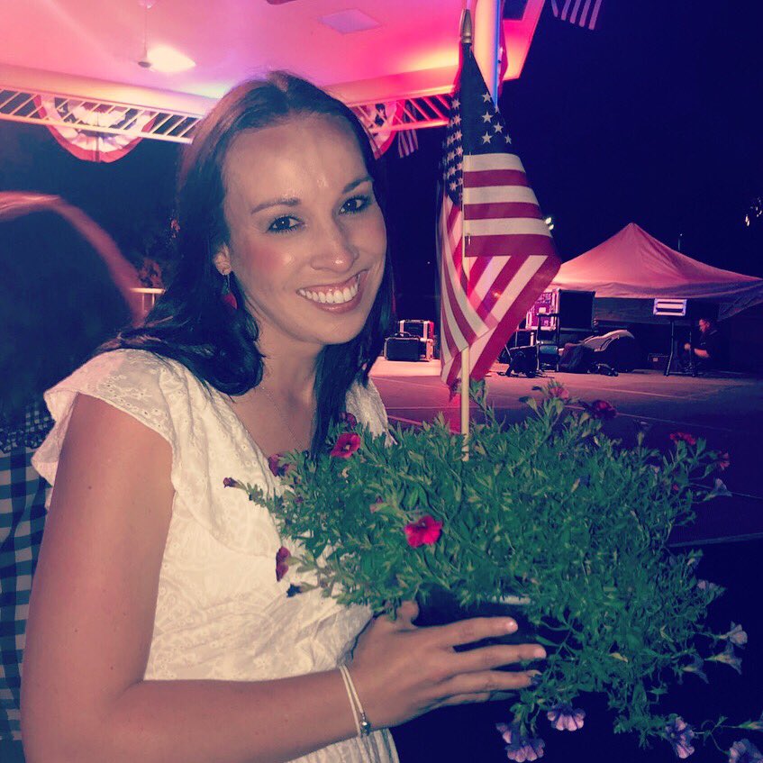 What? A Flower For Me? Well then...I accept you❤️🌸🌺 #nflbadlipreadingquote #fourthofjulyflowers #celebratingamerica #radfordvirginia #dearfriends #makinggreatmusic