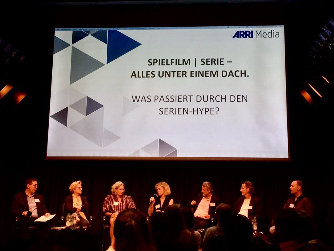 BoehringerMai's tweet photo. Heute fand das von #ARRIMedia initiierte Panel zu #Serien & #Film anlässlich des #ffmuc statt. Mein Fazit daraus: Die #Filmbranche am Filmstandort 🇩🇪 sollte sich besser vernetzen und viel mehr zusammenarbeiten, denn gemeinsam sind wir besser 💪🏽 #Teamarbeit zählt #FilmfestMünchen https://t.co/d1qRpZqK1u