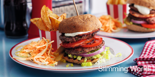 SlimmingWorld's tweet image. Happy Fri-yay 🙌 #SlimmingWorld-ers don’t need to travel far for a classic taste of America with these skyscraper New York bacon burgers! 🍔  Recipe available on our member sites. ow.ly/4DHe50uRKxH #FakeawayFriday