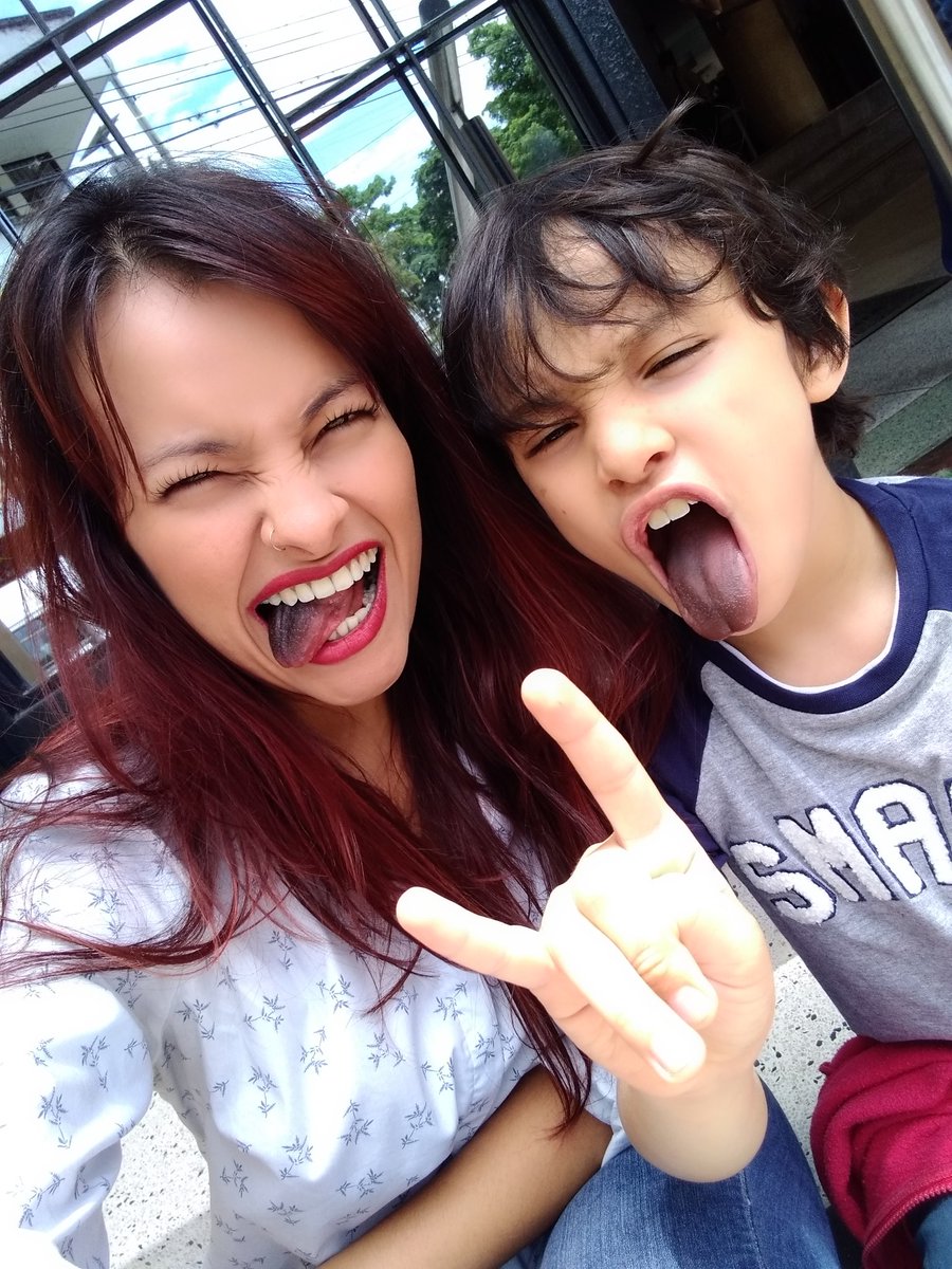 VaneSVoz's tweet photo. Y bueno amigos.... #FBF con mai lof.
Que viva el rock n' roll 🤘🎶😎💞 https://t.co/Z4866j4Ltt