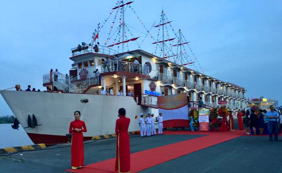 Myloveht's tweet photo. Indochina Queen Cruise in Saigon River 
Best place for your dinner https://t.co/2KCfPQknCY