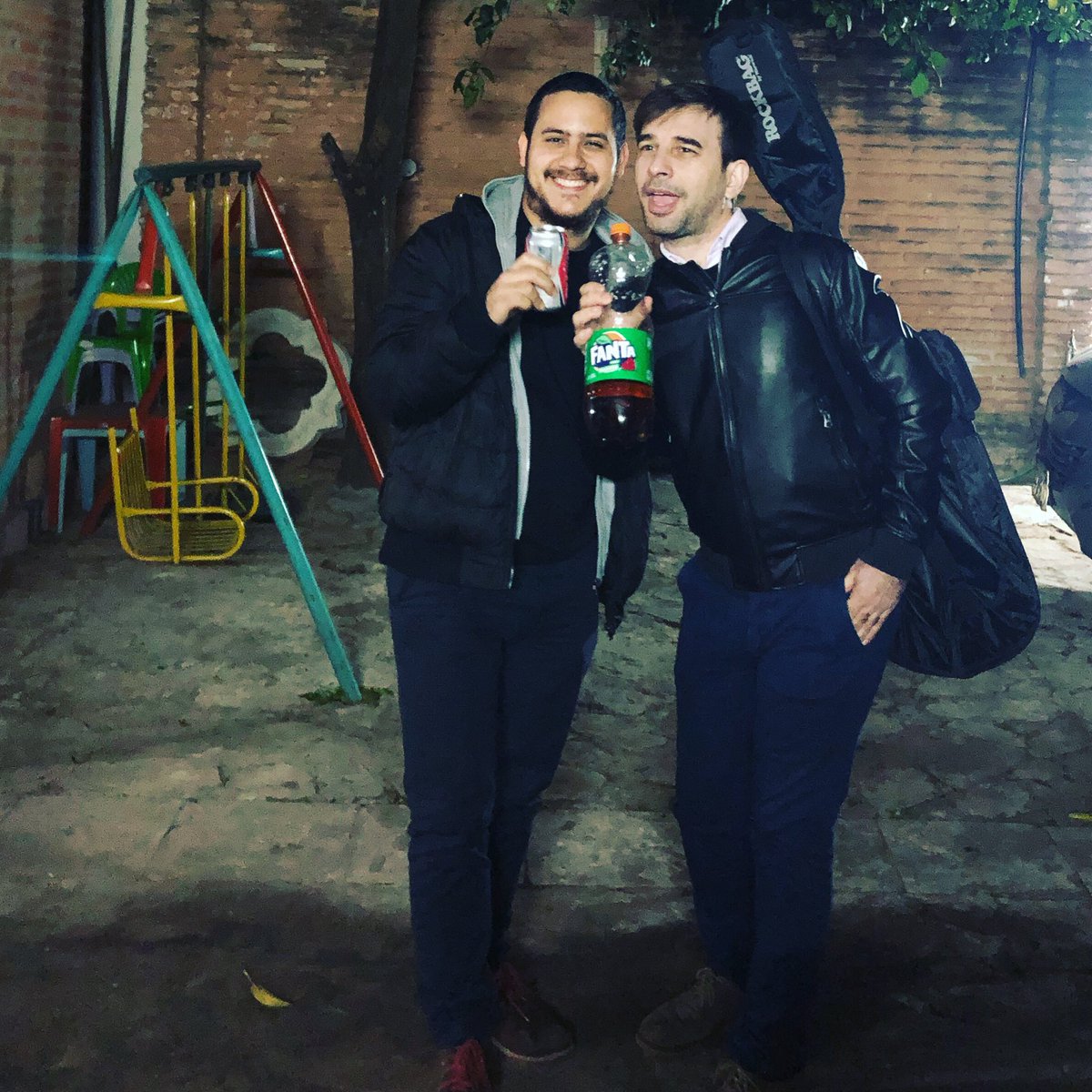 LenguasLocasPy's tweet photo. 👅🌀El Yin y el Yang...☯️al terminar el primer día de #grabacion 
#lenguaslocas #rockandroll #pepelo #diego https://t.co/clSmOTVPBP