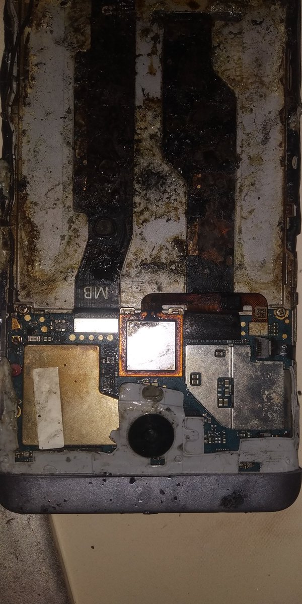 therobinhoodz's tweet photo. What is this? @RedmiIndia
Automatically Burn MI battery also my fingers , Redmi Note 4 . Luckily no major accident. Dangerous mobile. #Redmi #RedmiNote4 #MiMobile https://t.co/ut6UNjZqkg