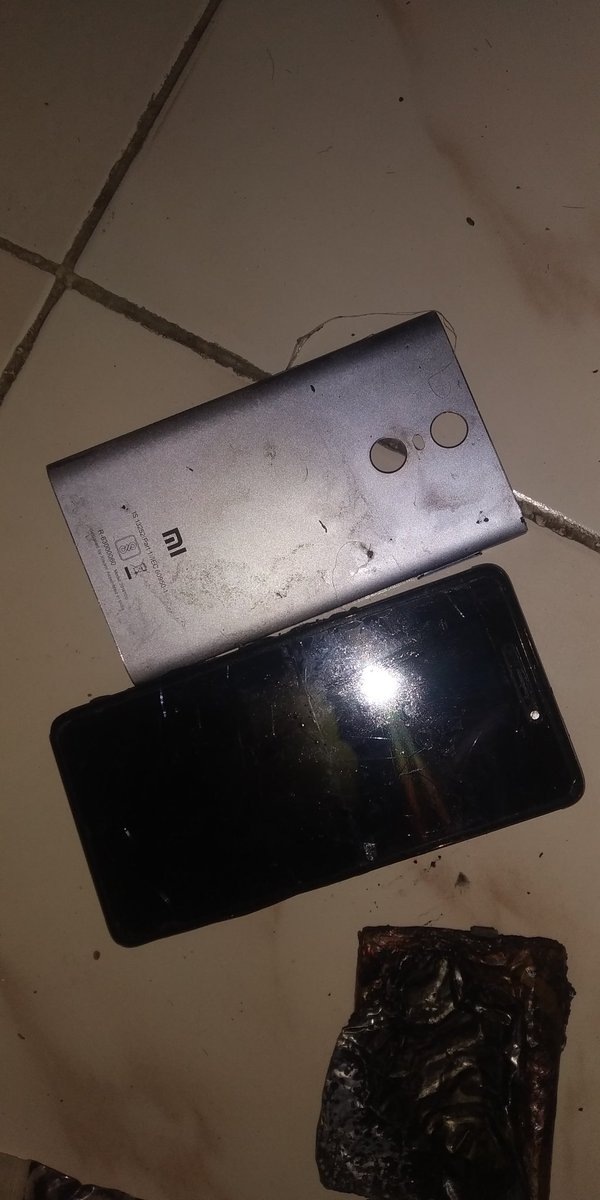 therobinhoodz's tweet photo. What is this? @RedmiIndia
Automatically Burn MI battery also my fingers , Redmi Note 4 . Luckily no major accident. Dangerous mobile. #Redmi #RedmiNote4 #MiMobile https://t.co/ut6UNjZqkg