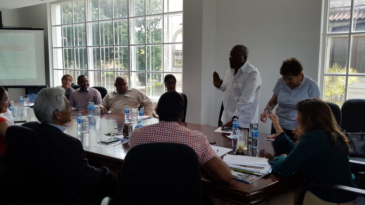 Miembros participando activamente durante la reunión.
#cecomco #colon #yosoycolon #apede #elcolonquequeremos #camcolon #procolon