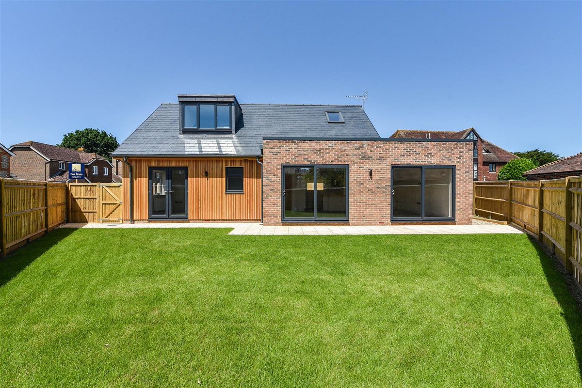 SimsWilliamsEst's tweet photo. #Property #ForSale - A beautifully designed "bespoke" brand new detached chalet style property, set in a great location in the #village of #Boxgrove. Constructed by the renowned developers, #ProwestHomes, there is great attention to detail. https://t.co/to22lfcK2j https://t.co/n0d42vPjjB