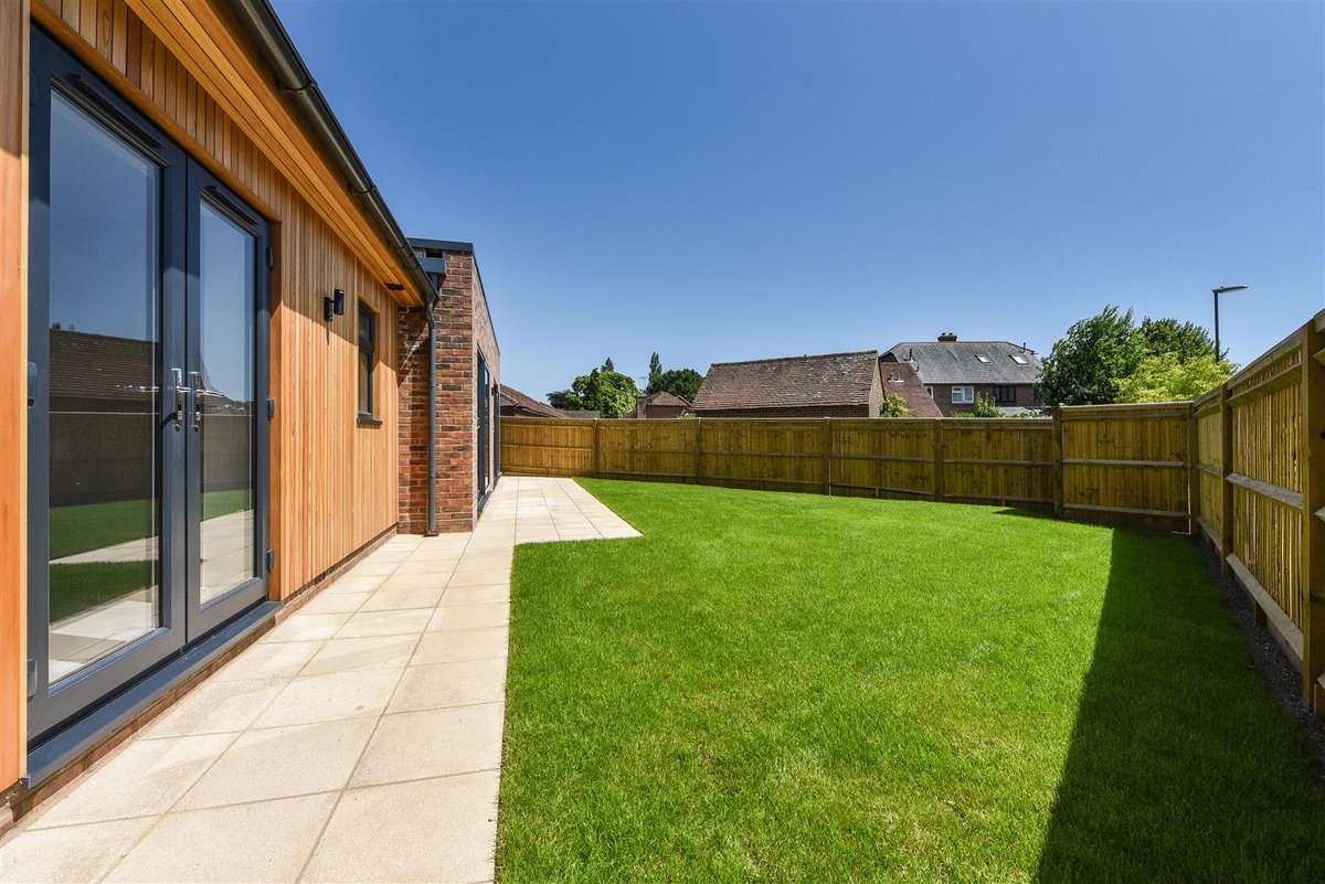 SimsWilliamsEst's tweet photo. #Property #ForSale - A beautifully designed "bespoke" brand new detached chalet style property, set in a great location in the #village of #Boxgrove. Constructed by the renowned developers, #ProwestHomes, there is great attention to detail. https://t.co/to22lfcK2j https://t.co/n0d42vPjjB