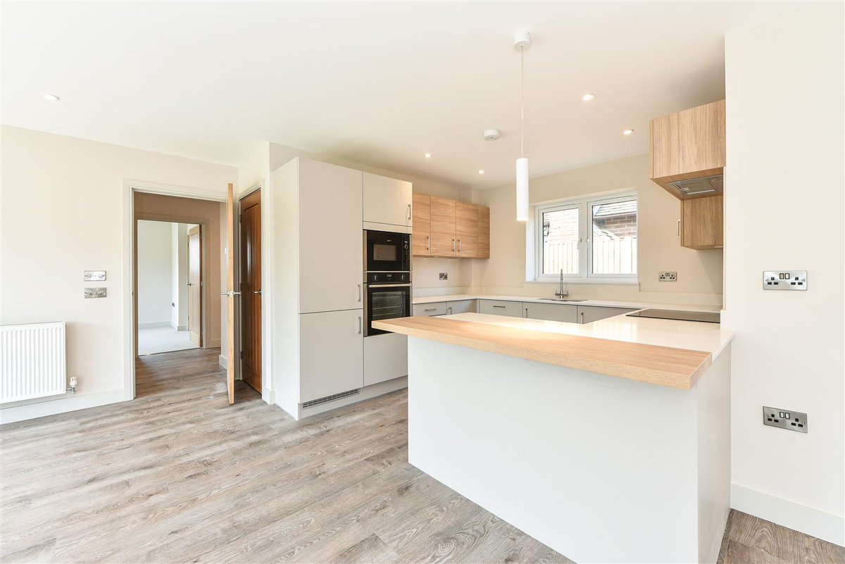 SimsWilliamsEst's tweet photo. #Property #ForSale - A beautifully designed "bespoke" brand new detached chalet style property, set in a great location in the #village of #Boxgrove. Constructed by the renowned developers, #ProwestHomes, there is great attention to detail. https://t.co/to22lfcK2j https://t.co/n0d42vPjjB