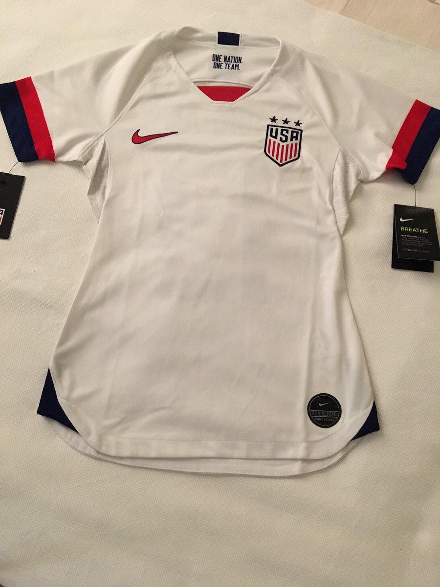 SandraRiquelme_'s tweet photo. "La camiseta de la selección estadounidense femenina de fútbol es la camiseta más vendida de la historia de Nike en una sola temporada", Mark Parker, CEO de la marca.

Doy fe 🤓🙃

PD: lo siento, es mi debilidad 😅 https://t.co/zzC76QKEsj