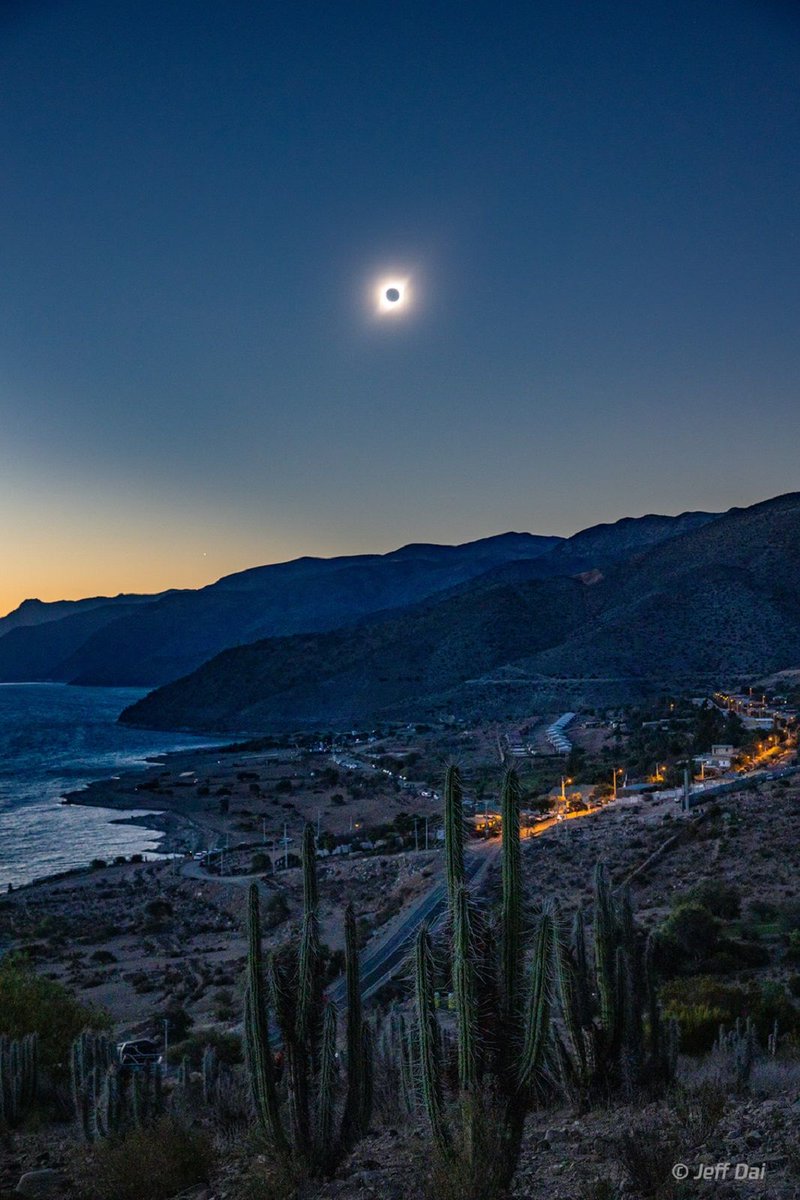 CRCiencia's tweet photo. Imagen del eclipse total de Sol tomada el 2 de julio de 2019, desde Vicuña, provincia de Elqui, Chile (Jeff Dai, 2019) https://t.co/lc118d3wJi