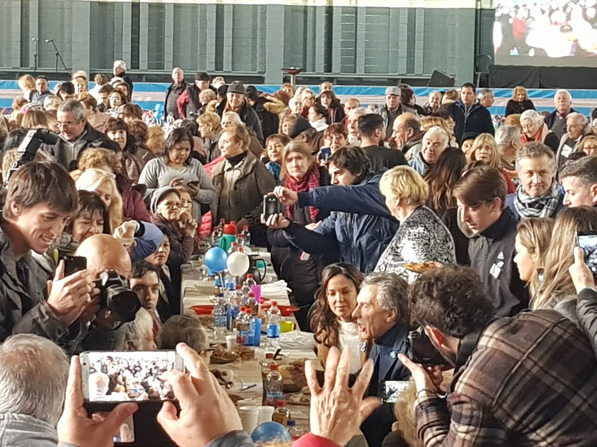 sergioiacovino's tweet photo. Ahora @mauriciomacri en #Cedem2 #TresDeFebrero con @dievalen 
#DefensoresDelCambio
Lentejeada patria con Adultos Mayores https://t.co/0gZol0CiQi
