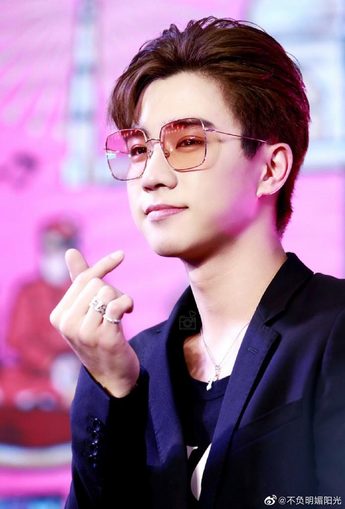 lucksaintperth's tweet photo. @2Ep97hS2HP2yW21 @lovesai69958485 @lucky13782629 @hL4WC5s1zqMcNMW @perthppe @Saint_sup perthsaint  na  susu  
PS白嫖总舵
PerthSaint Forever🖤❤️
cr：Logo-PerthSaintChinese
#datenight 
#PerthSaintSation 
#TriGon https://t.co/nOITZTrudN