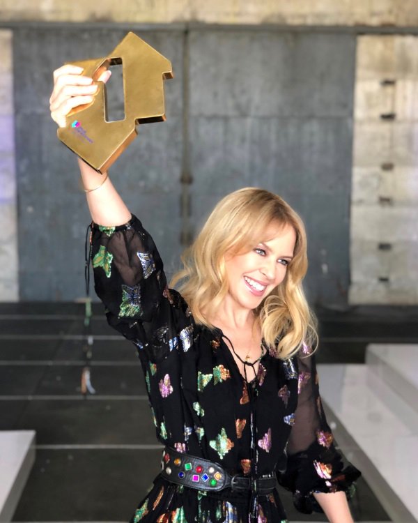 It's Official: @KylieMinogue is the queen of this week's UK albums chart 👑 Step Back In Time: The Definitive Collection debuts at Number 1: bit.ly/2Jo0PPX