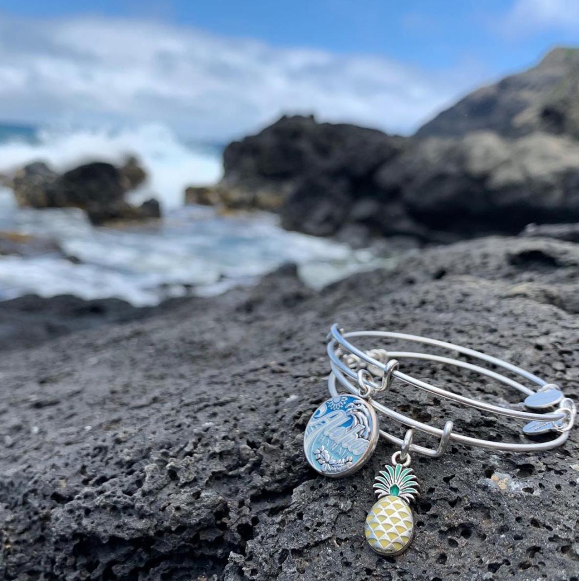 alexandani's tweet image. Aloha state of mind 🍍🌊🌴#PlacesWeLove ✨ Shop now &amp;gt; bit.ly/2Je2qJa

📸(via ig) : @alexandani_hawaii