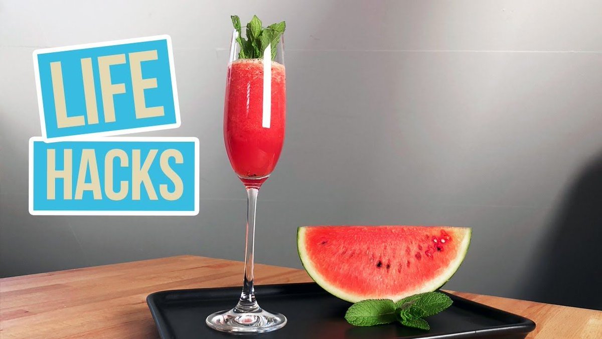 life_hackerin's tweet photo. Wie isst man eine Wassermelone richtig, damit danach nicht das ganze Gesicht klebrig ist? Wir zeigen es euch im neuen Video. Ausserdem haben wir einfache Melonen Rezepte für euch: https://t.co/UJOH5WFMXu #wassermelone https://t.co/ln1Y4qg1fA