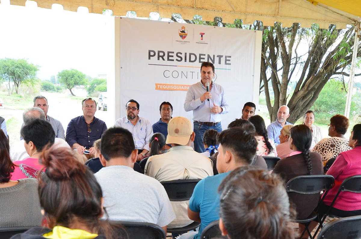 tequismpio's tweet photo. El Presidente @TonoMejiaLira estuvo en la colonia "Fátima", para anunciarles obras de guarniciones y banquetas, ampliación de red eléctrica, así como el programa de regularización para que tengan certeza jurídica en terrenos, ya que llevan años solicitándolo. #PresidenteContigo https://t.co/zyNt4PriEq