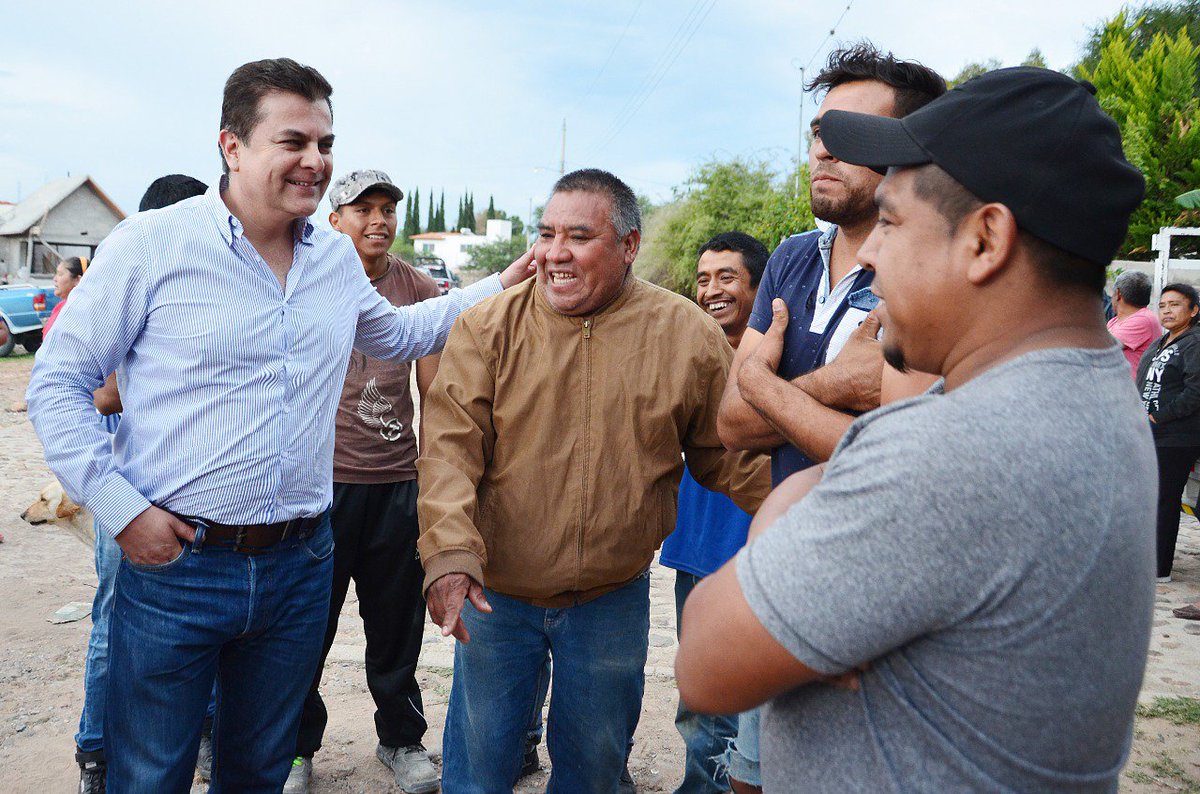 tequismpio's tweet photo. El Presidente @TonoMejiaLira estuvo en la colonia "Fátima", para anunciarles obras de guarniciones y banquetas, ampliación de red eléctrica, así como el programa de regularización para que tengan certeza jurídica en terrenos, ya que llevan años solicitándolo. #PresidenteContigo https://t.co/zyNt4PriEq