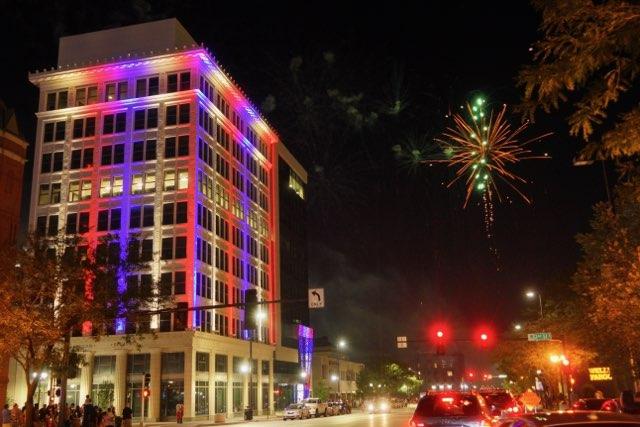 UFGInsurance's tweet photo. We hope you all had a happy and safe #FourthofJuly Our #AmericanBuilding was a beautiful backdrop for fireworks in our #CedarRapids office!
๐ธ: @korybassett https://t.co/gpjkwfujSj