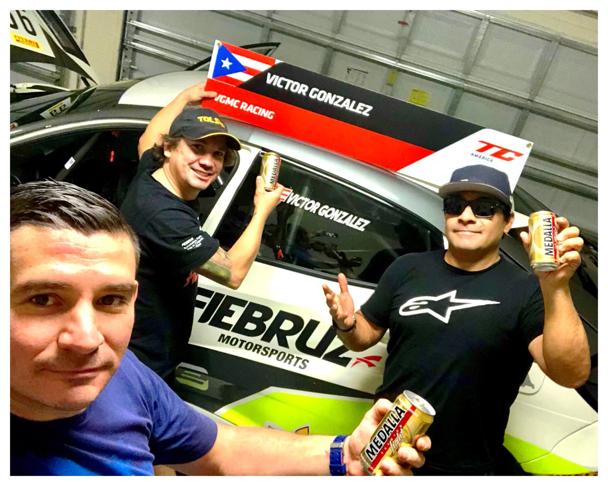 VictorGonz's tweet photo. Viajando el mundo llevando un pedacito de mi isla🇵🇷 #BuscandoMiMedalla A mis Hermanos de #CostaRica un Abrazo! y le gustaron las @medallaofficial YO! soy el #ChoferDesignado Recuerda! a pasarla bien, #SiBebesNOGuies ✌️ https://t.co/0swacGCnMG