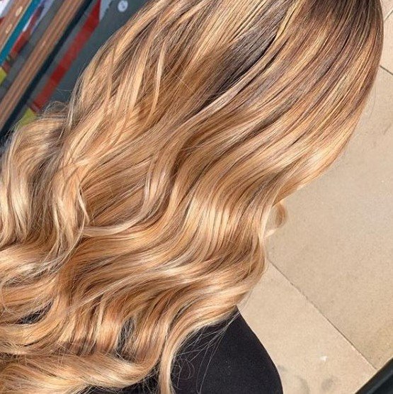 DeanJonesHair's tweet photo. Natural light is sometimes the best light ☀️ Honey Blonde Balayage by our Stylist Claire https://t.co/OZe1aA8Vib