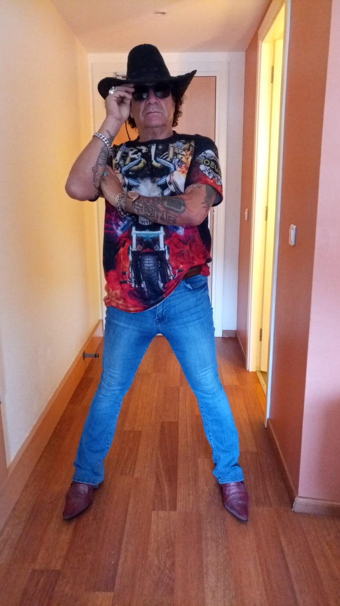 Cuidadito conmigo Vaquer@s..preparandome para el Concierto de hoy <a href="/RockFestBCN/">RockFestBCN</a> BARCELONA!!