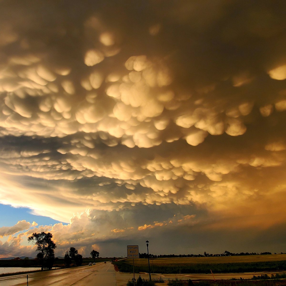 BFPD607's tweet photo. Last night's clouds near Berthoud, CO.  #COwx #9wx https://t.co/whFZdBSTty