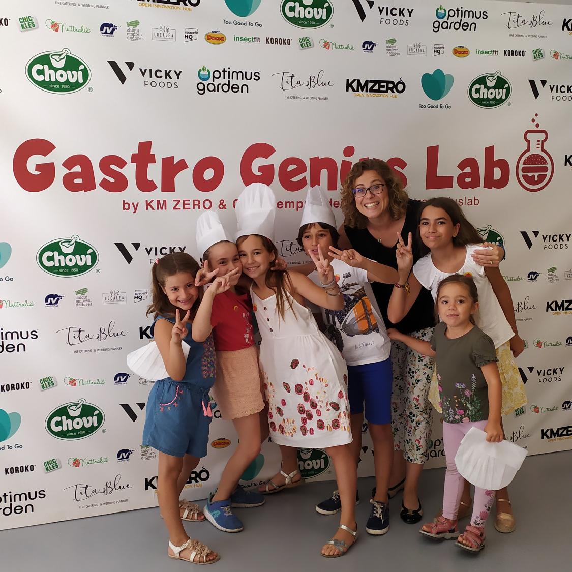 kmzerohub's tweet photo. Las presentaciones de los retos han sorprendido mucho a los retadores de #gastrogeniuslab
El primer equipo ha sido el del reto "La aventura de merendar" propuesto por @vickyfoods
¿Cómo hacer una merienda divertida y saludable?
@chiquiemprende #food #kids https://t.co/hCl2wTwWn8