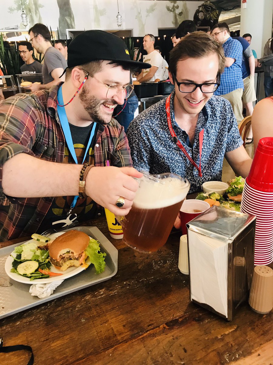 moitoi's tweet image. Our legendary ticket holder @EbbtidesWF!! 

Came all this way to graciously pour @Narcbag a beer ☺️😂

#TennoCon