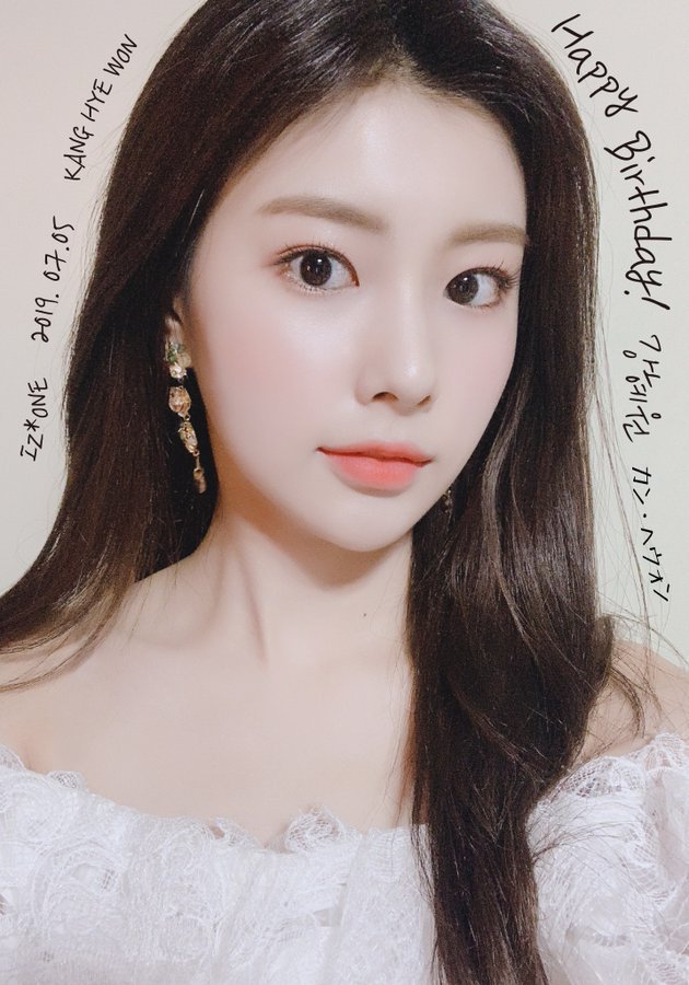 Ahyjeon's tweet photo. happy birthday ma lobe ciheyku! 🎉🎊🎂🎁 wish you all the best buat charanya, semoga cihey makin lengket sama mba hyewon! cie udah terakhiran belom nih gue haha 😜😘
#StarlightHyewonDay
#SarangHyewonDay
#LoveHyewonDay
#HAPPY_HYEWON_DAY https://t.co/zgqALxzgfJ