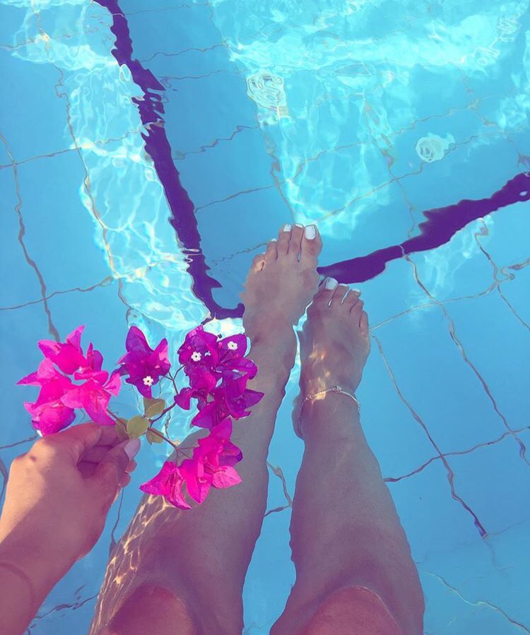 Yok mu bunların altında ezilmek isteyen #kole #köle #finansal #finansalkole #ayak #fetişizm #bdsm #sahibe #finansalsahibe